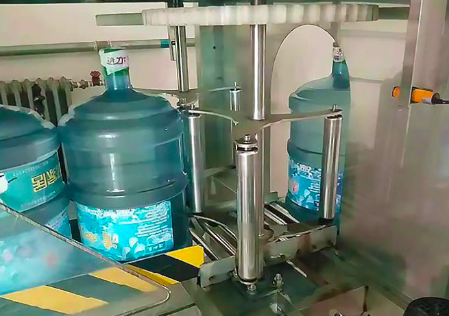 全自动大桶水套袋包膜机-桶装水生产线自动套袋机